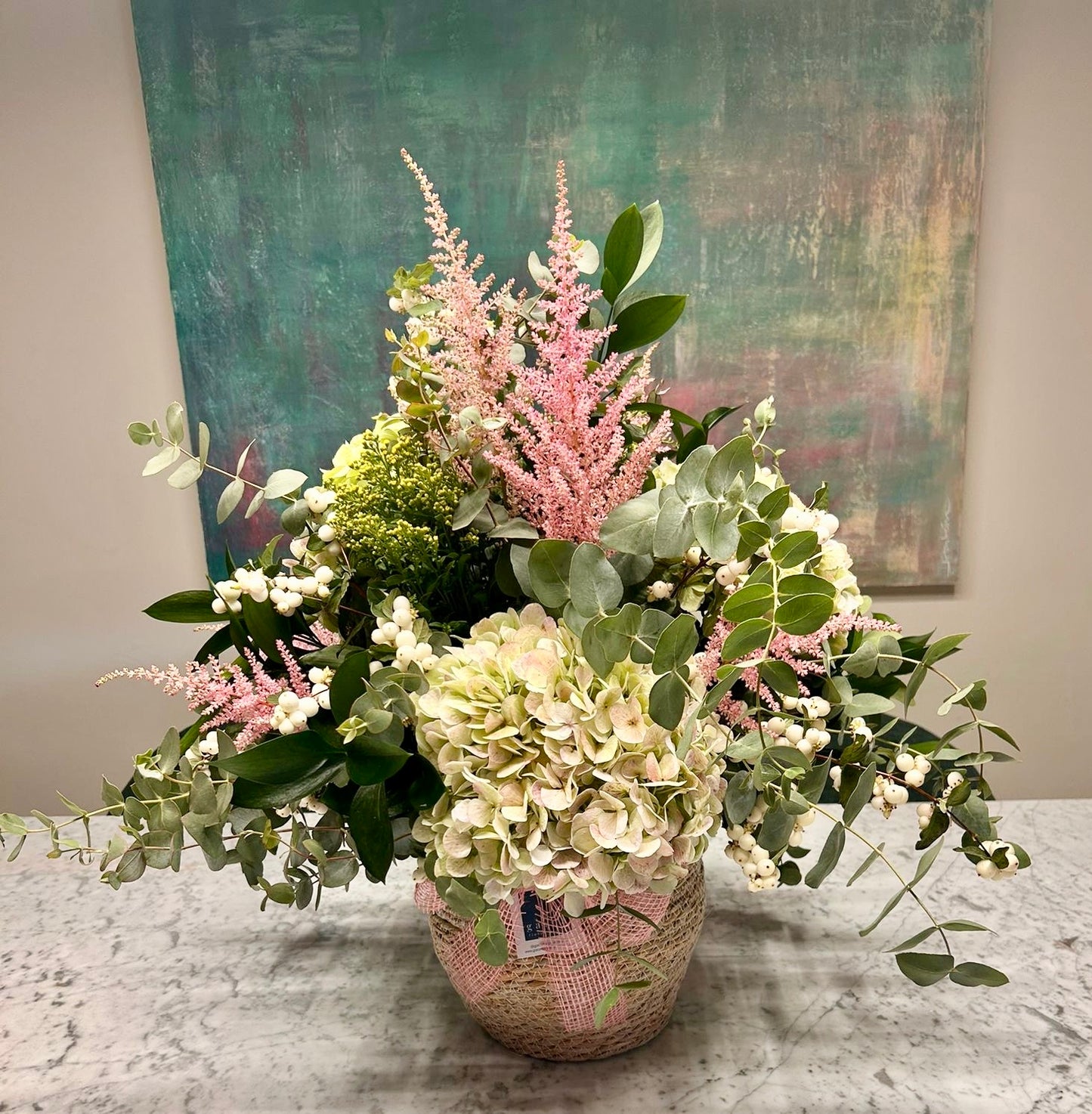 Cesta de Astilbe y Hortensias Tonos Rosas