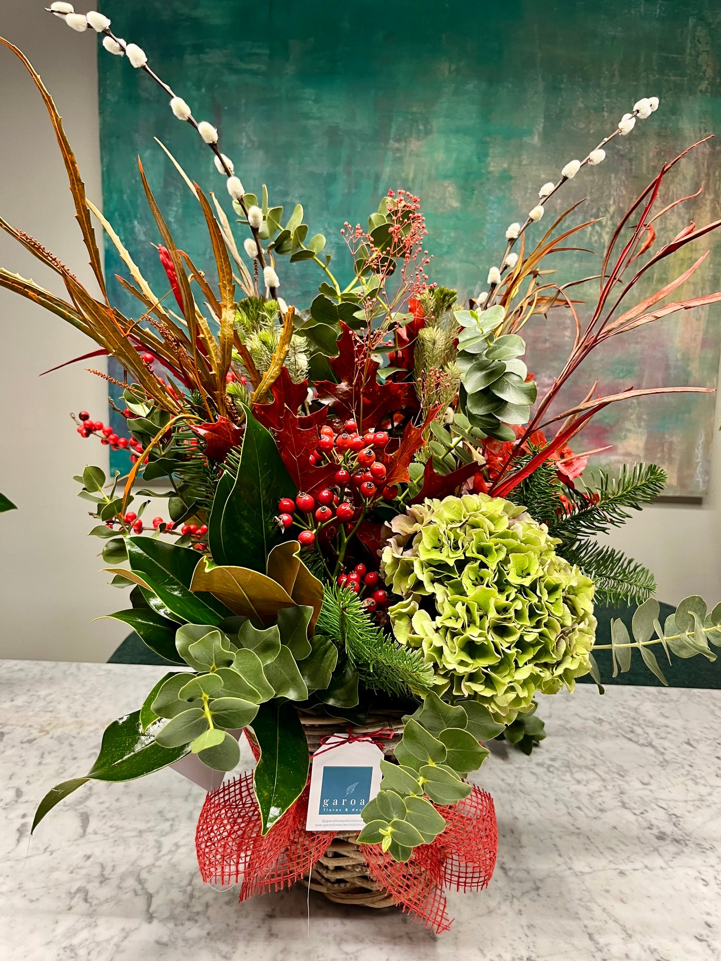 Arreglo Floral Navidad en Cesta Tonos Verdes y Rojos