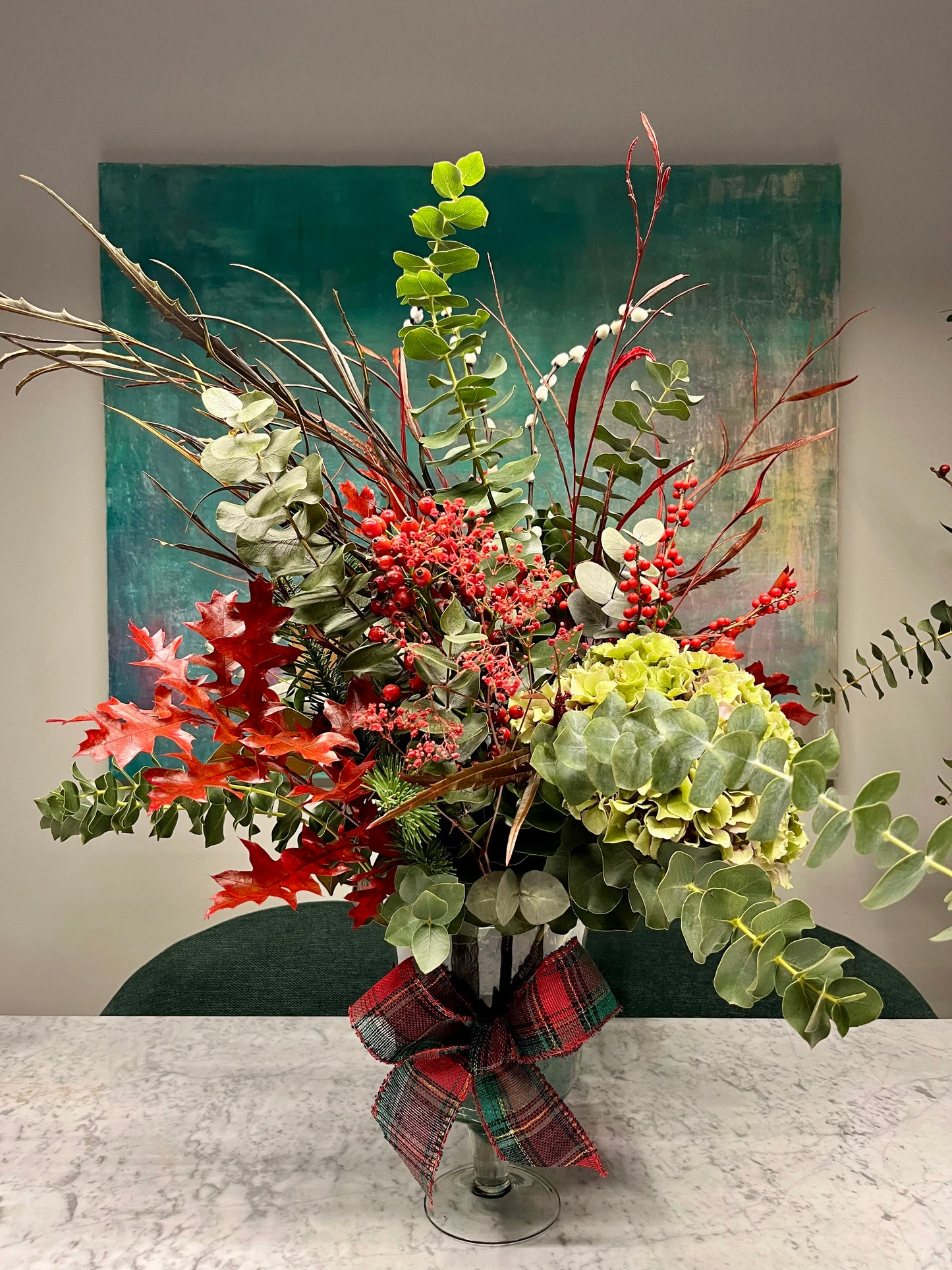 Arreglo Floral Navidad en Copa Tonos Verde y Rojos