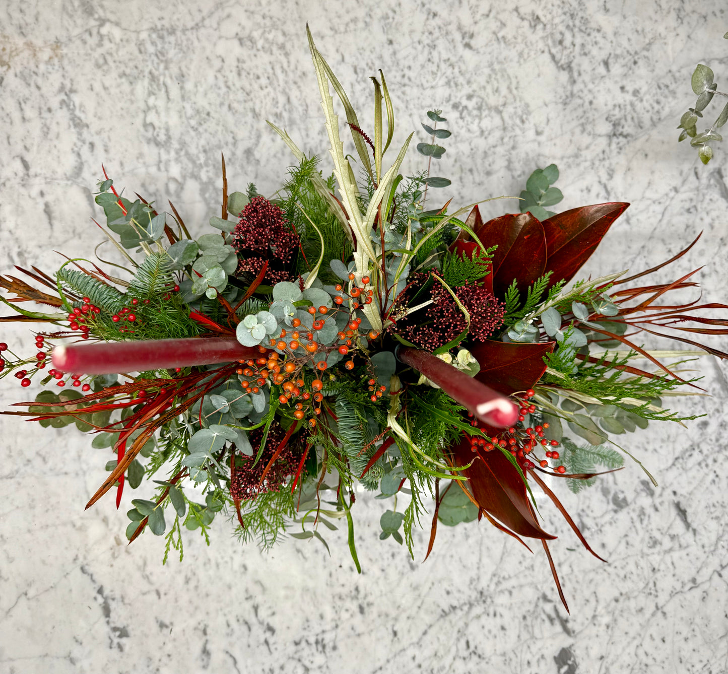Centro de mesa de Navidad en base de madera con velas