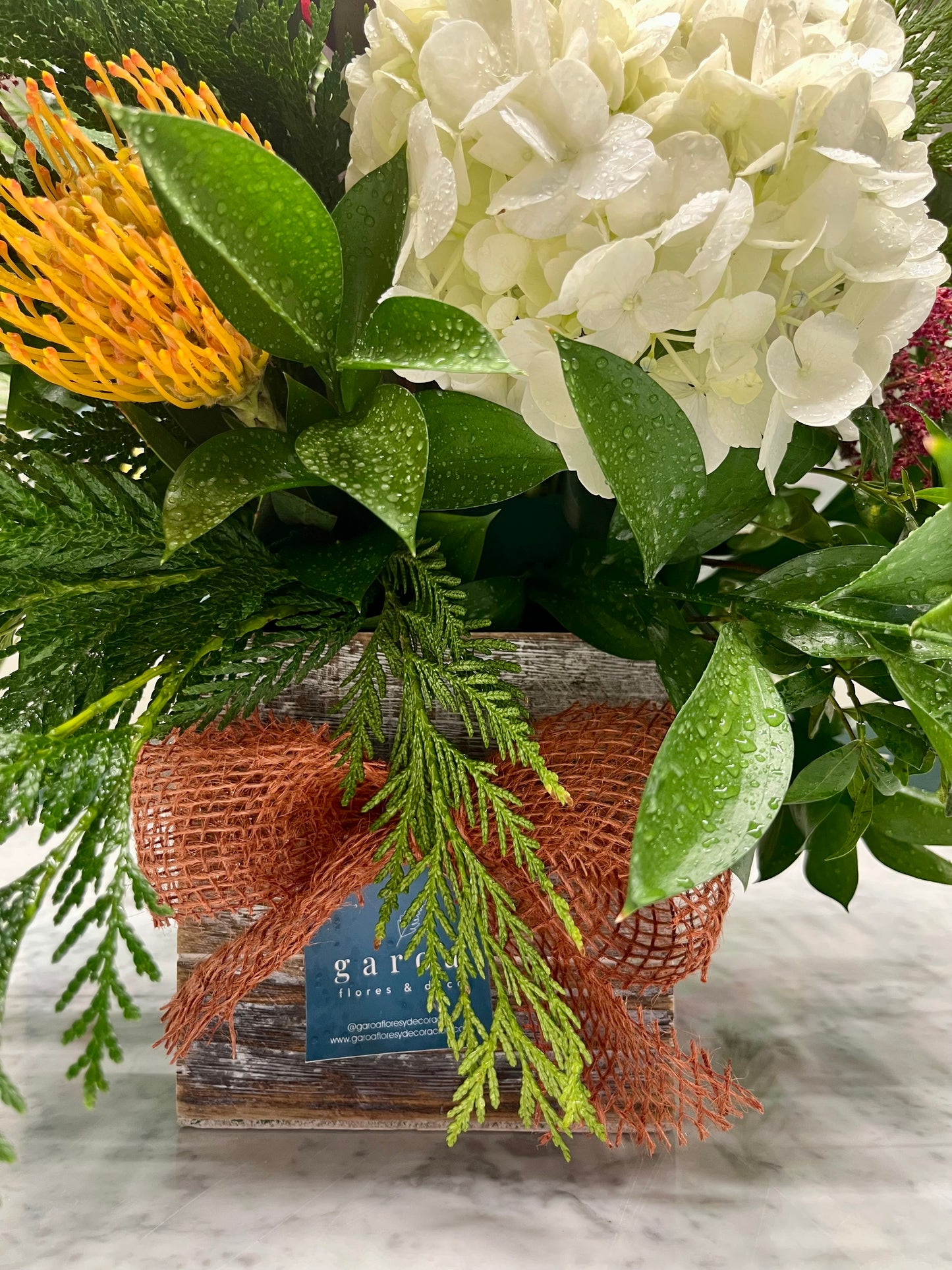 Arreglo Floral Natural en Base de Madera Personalizable