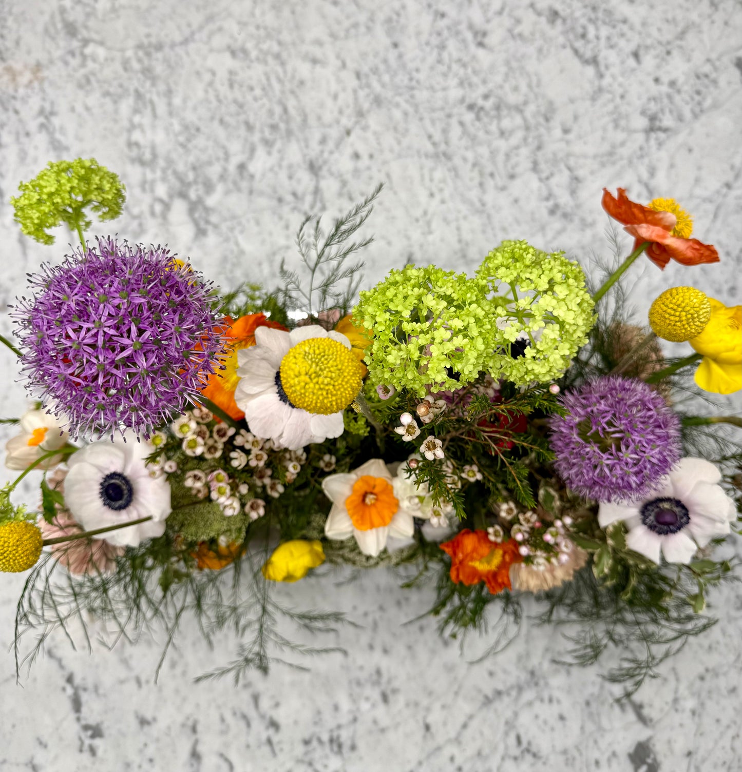 Arreglo floral en caja en tonos primavera