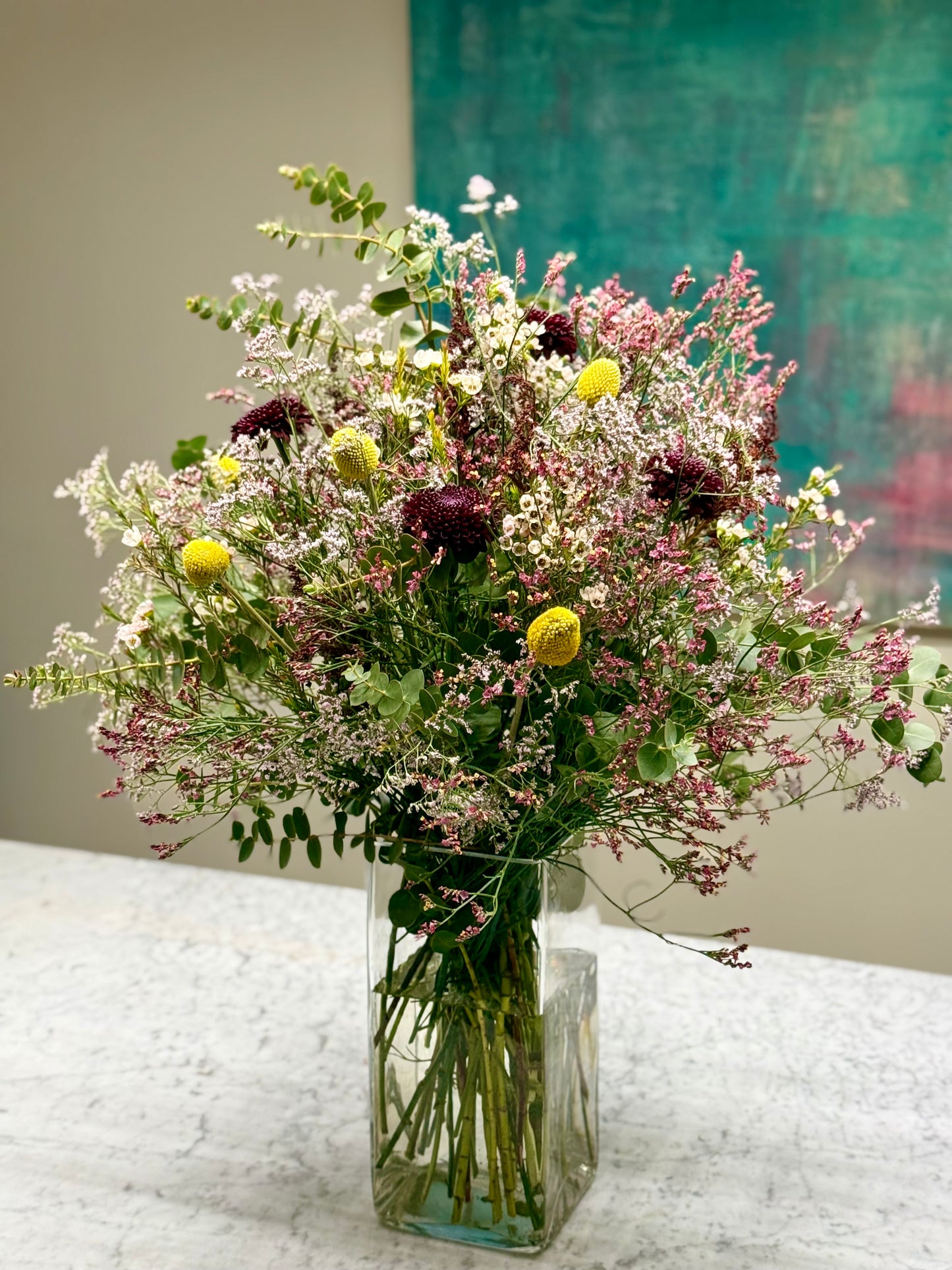 Arreglo Floral en Tonos Rosas y Burdeos