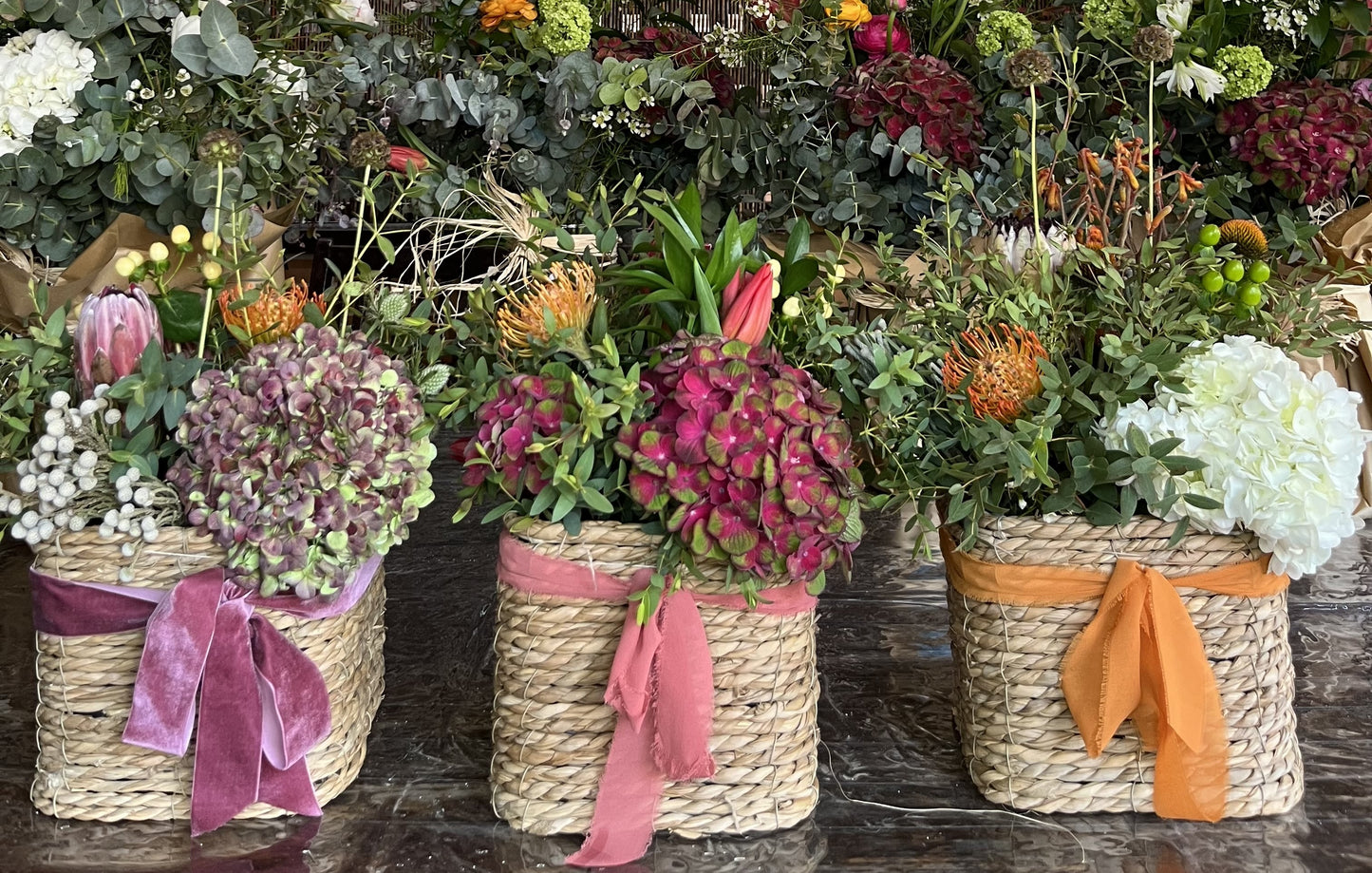 Arreglo floral en cesta con Hortensia