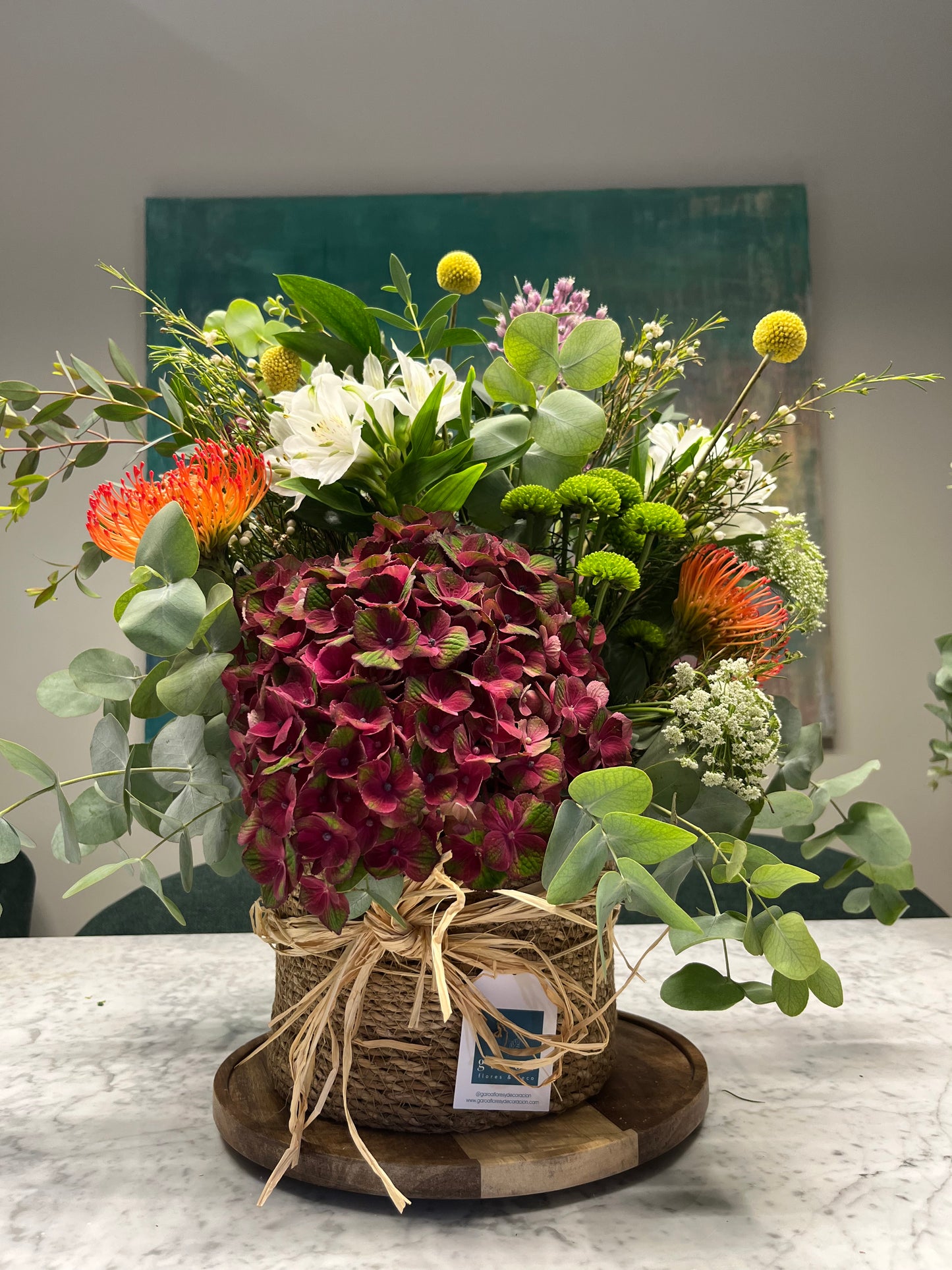 Arreglo Floral con Hortensia Burdeos y flor variada en Cesta