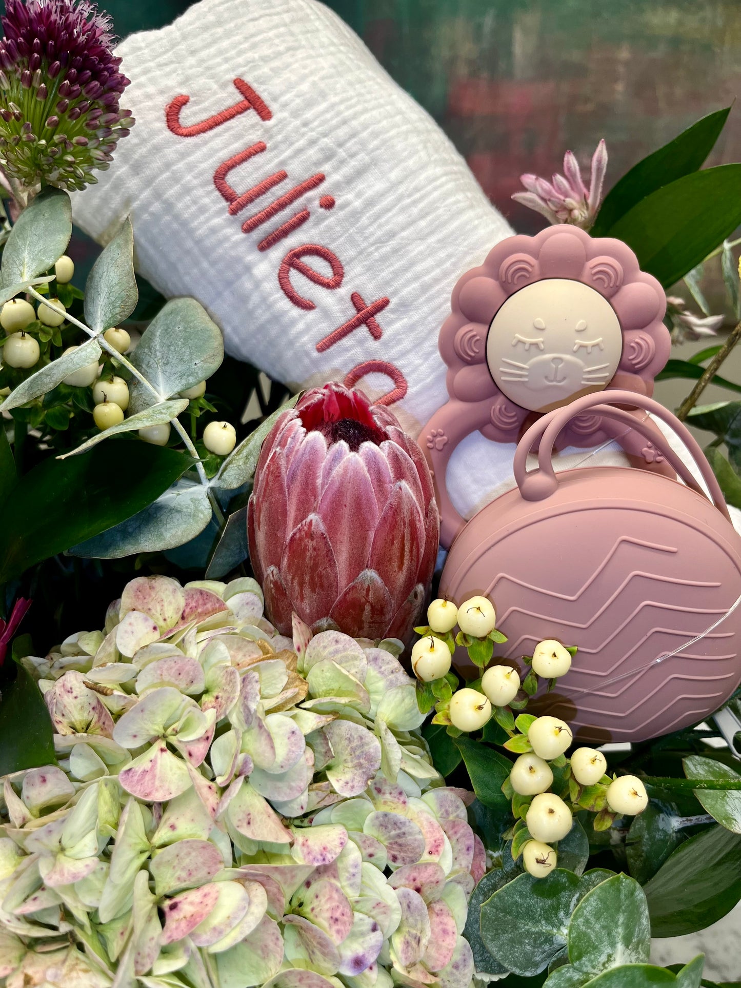 Arreglo floral en caja personalizable con Proteas y Hortensia