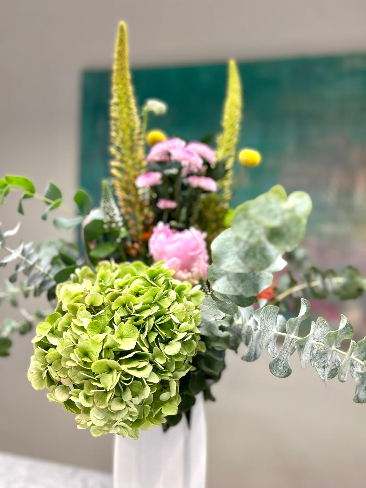 Arreglo floral en jarrón con Hortensia y Amaranthus