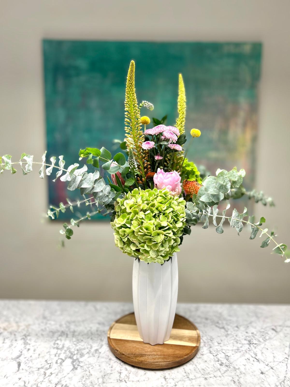 Arreglo floral en jarrón con Hortensia y Amaranthus