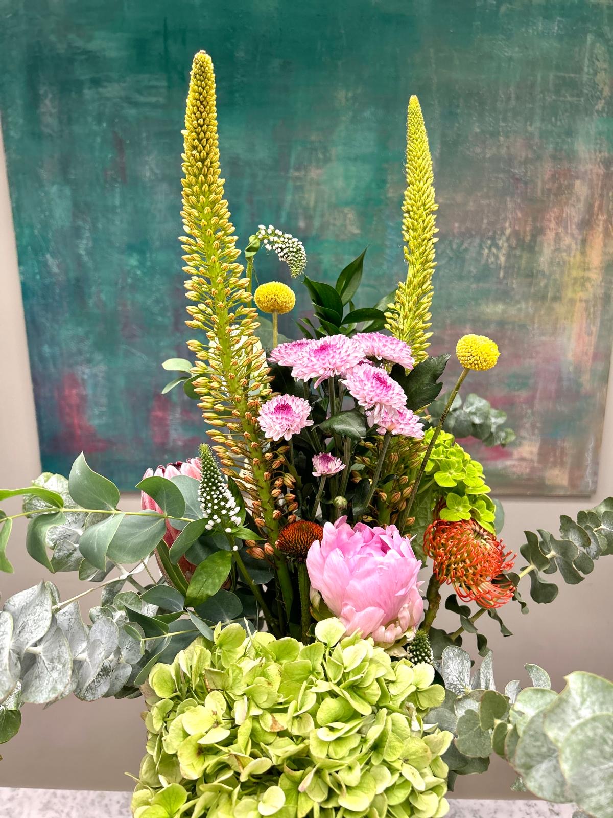 Arreglo floral en jarrón con Hortensia y Amaranthus