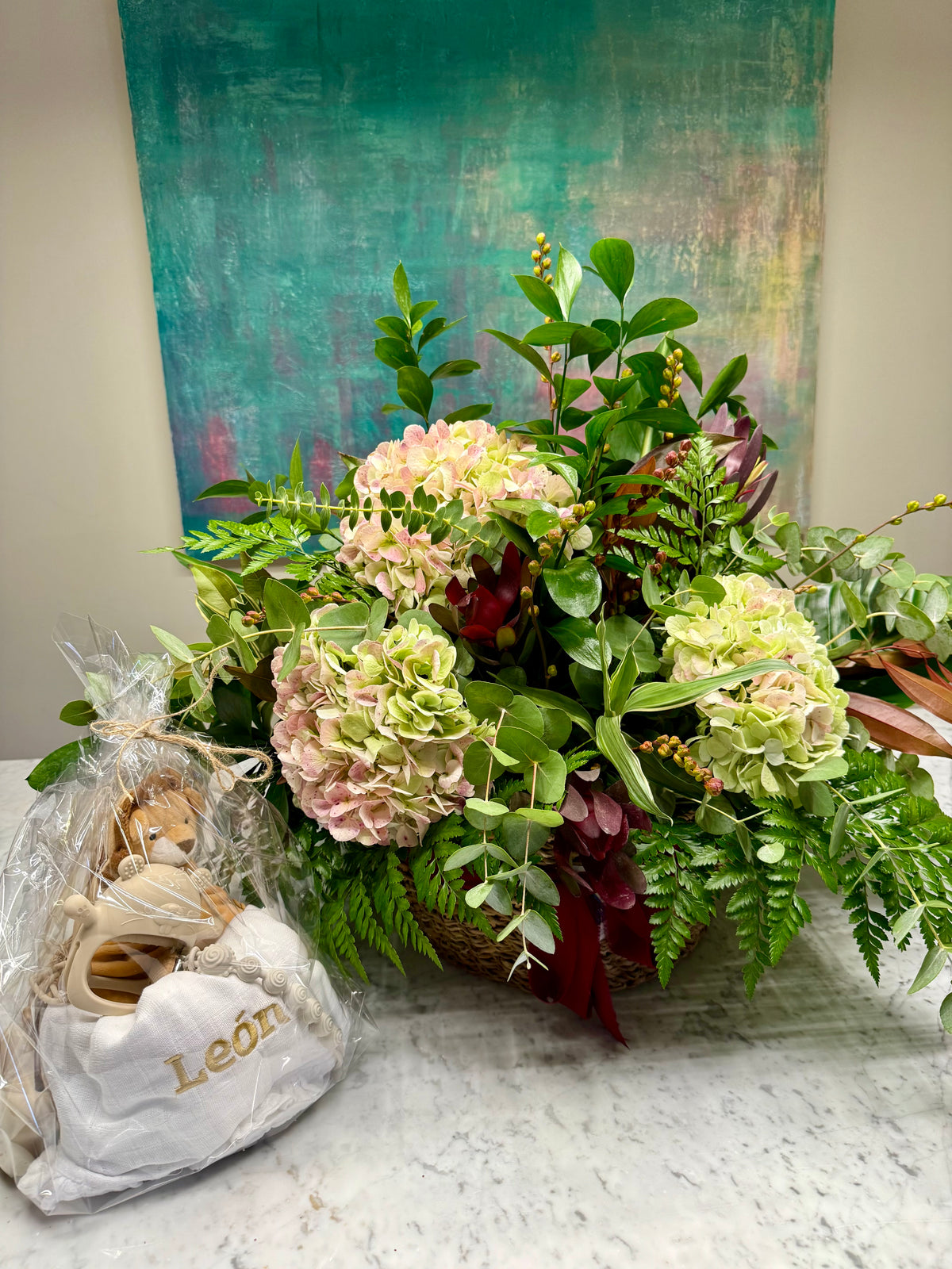 Cesta de hortensias con kit de bebé personalizado