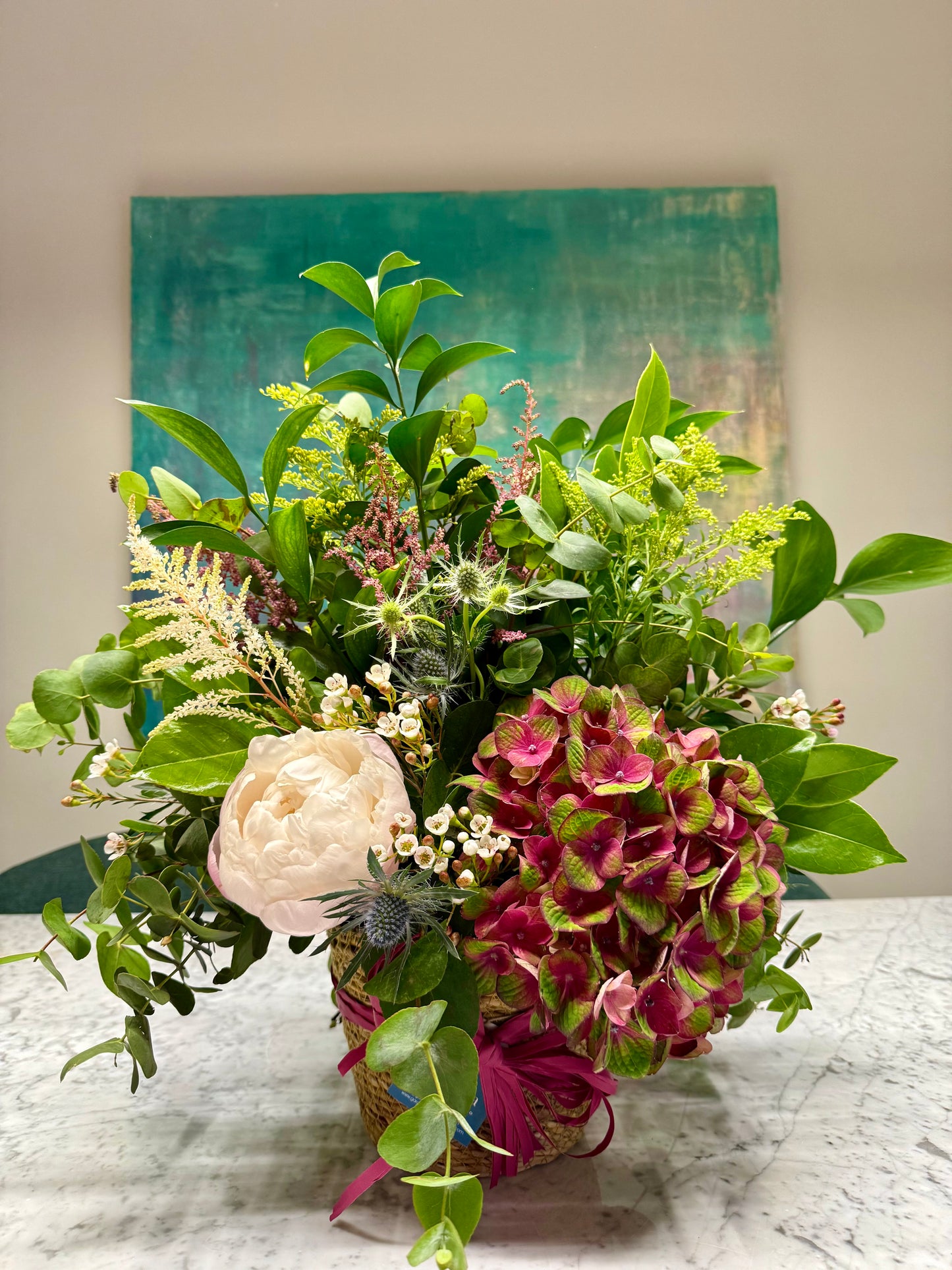 Arreglo Floral en Cesta de Hortensia y Paoenía