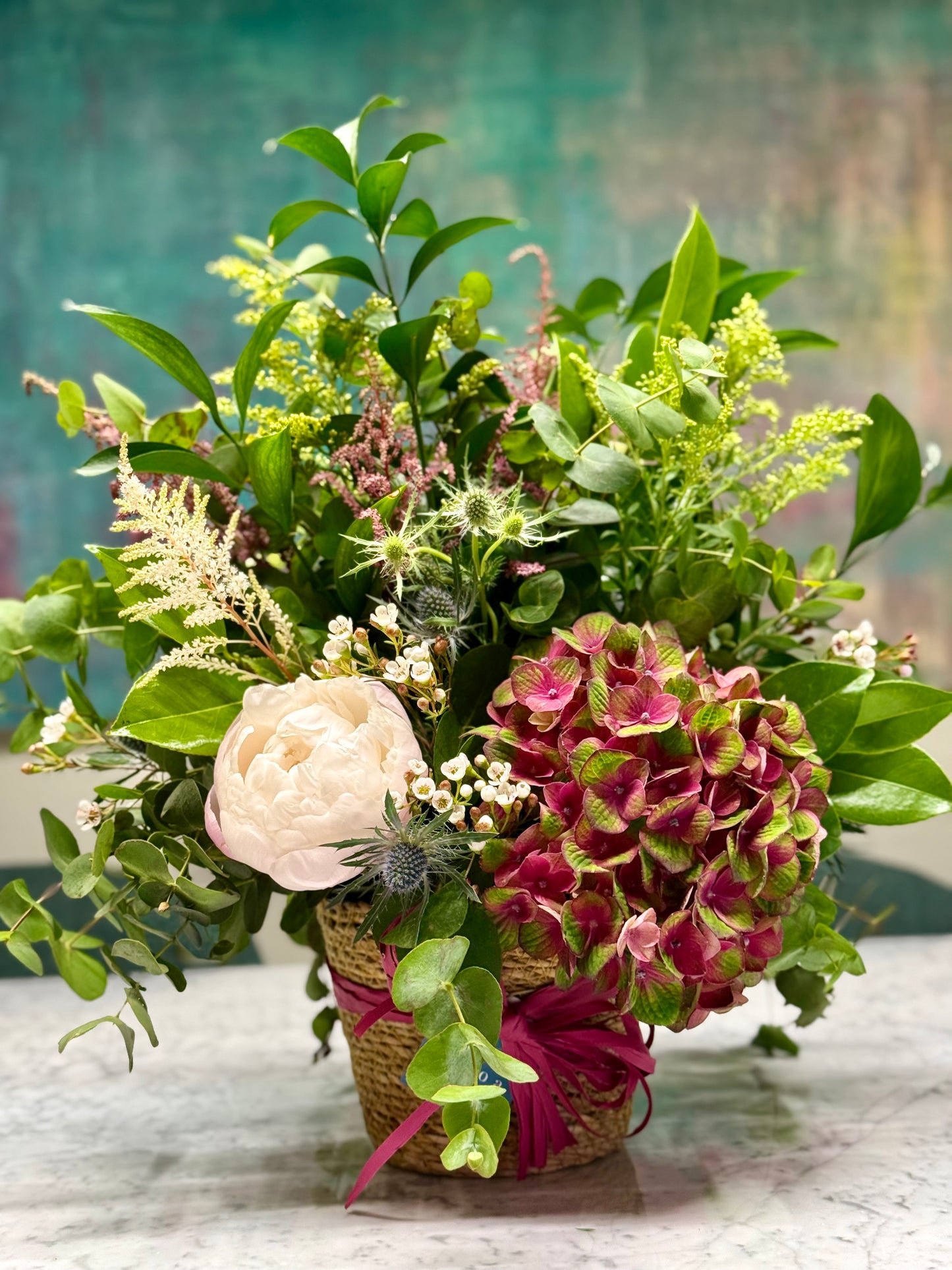 Arreglo Floral en Cesta de Hortensia y Paoenía