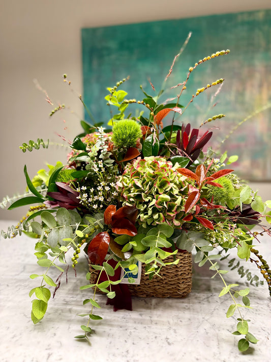 Arreglo floral en cesta Hortensias y y colores otoñales