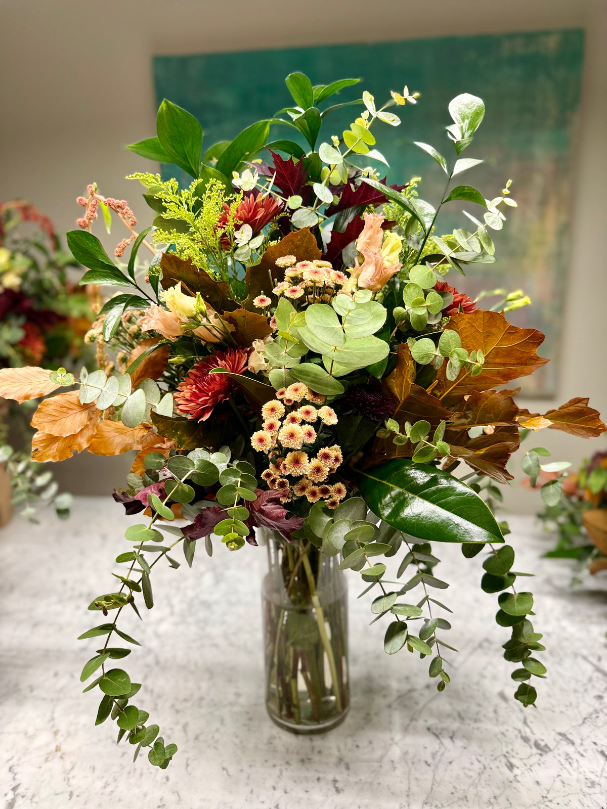 Arreglo floral en tonos salmón y colores de otoño