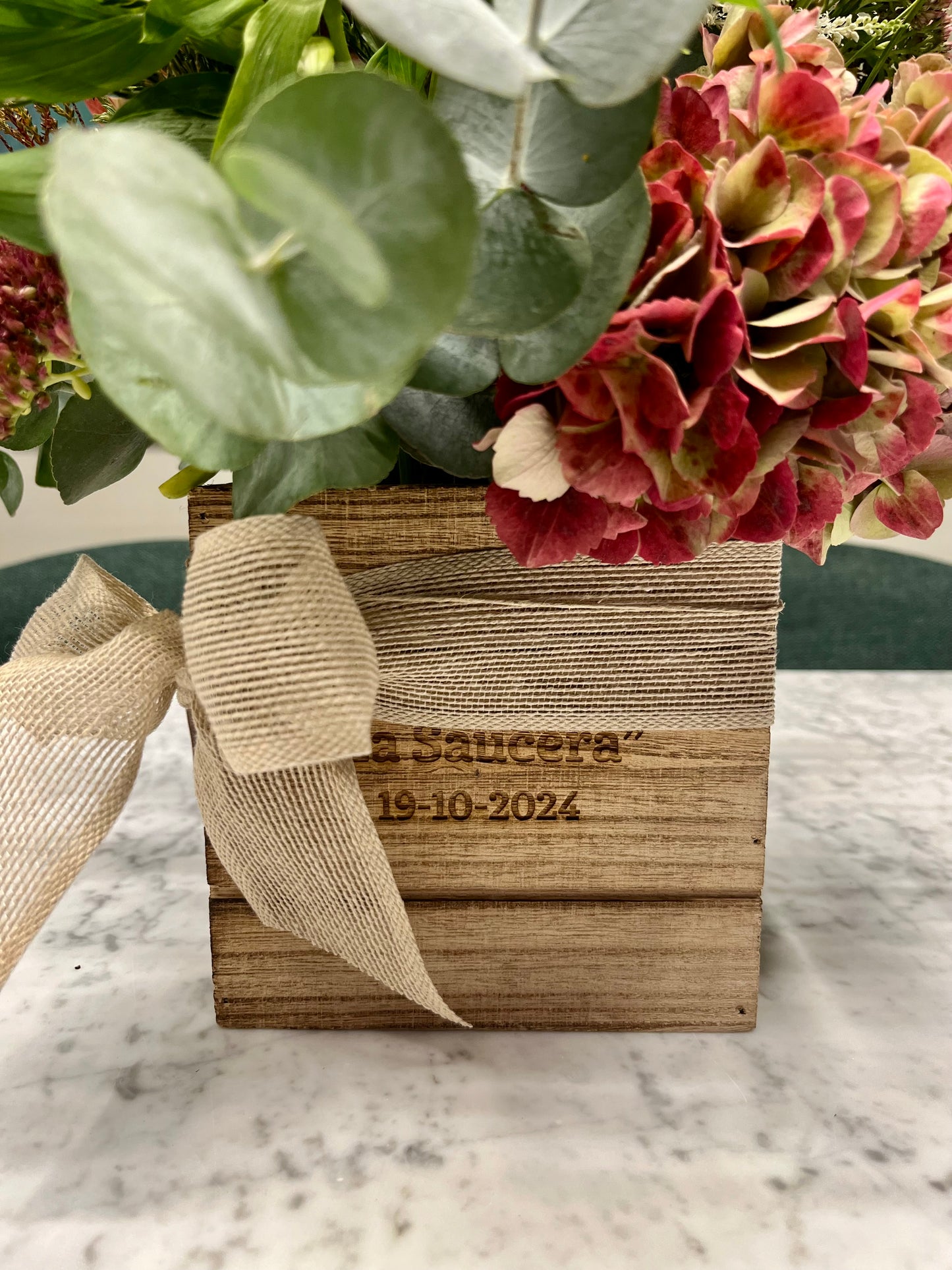Centro floral en caja de madera personalizable