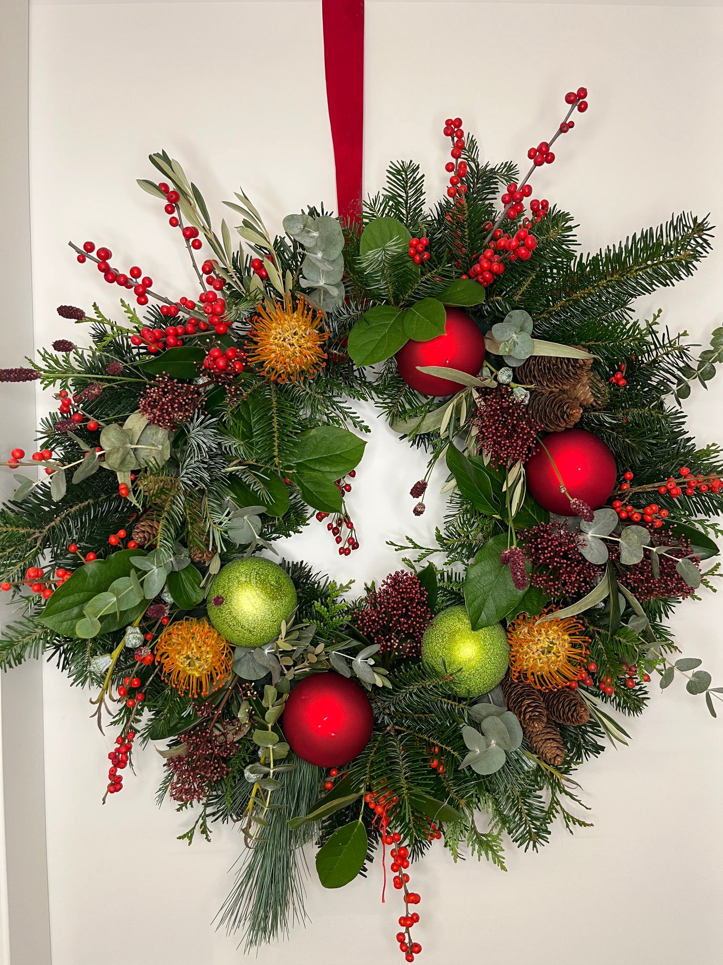 Corona de Navidad en Tonos Rojos