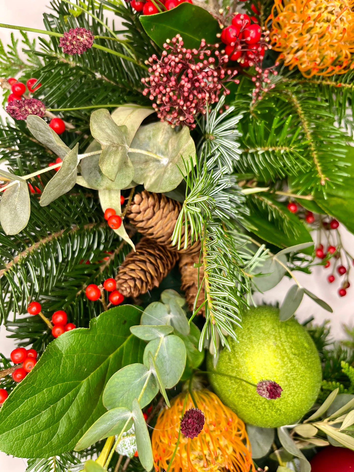 Corona de Navidad en Tonos Rojos