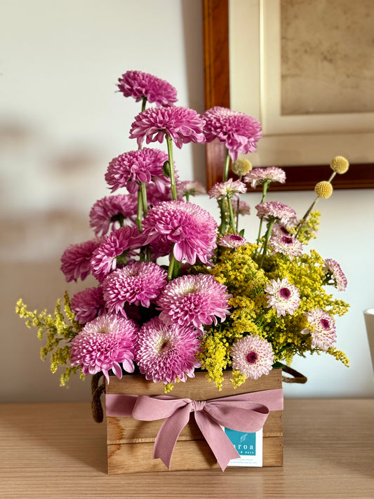 Arreglo Floral Bicolor en Caja de Madera Personalizada