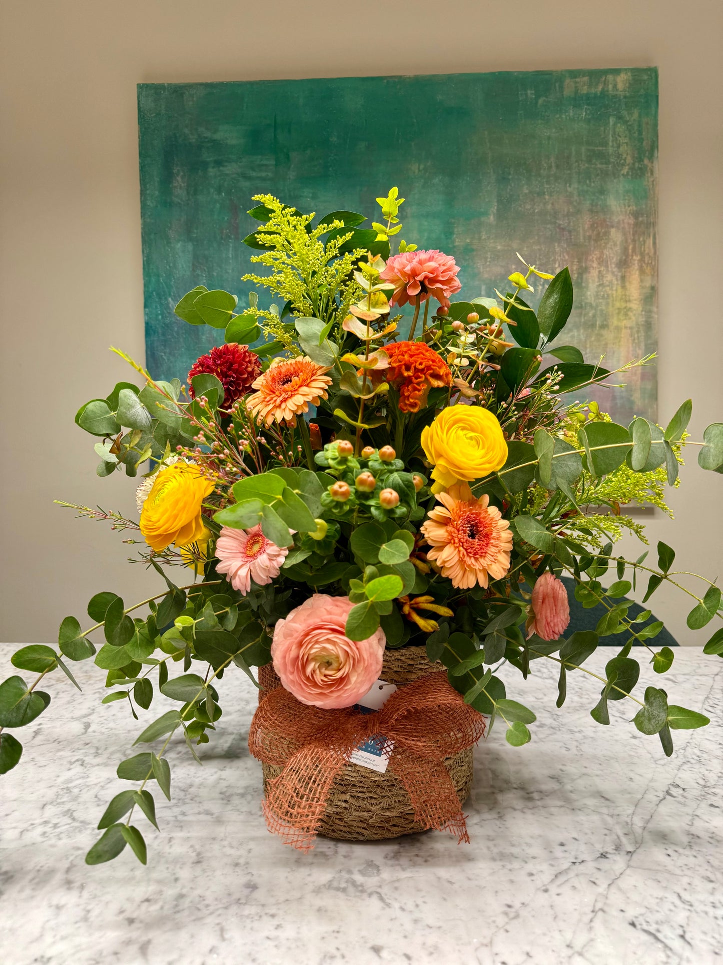 Arreglo Floral Tonos Salmón y Naranjas en Cesta