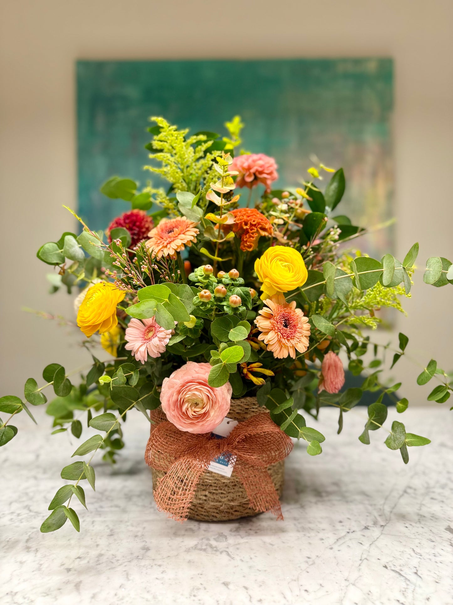 Arreglo Floral Tonos Salmón y Naranjas en Cesta