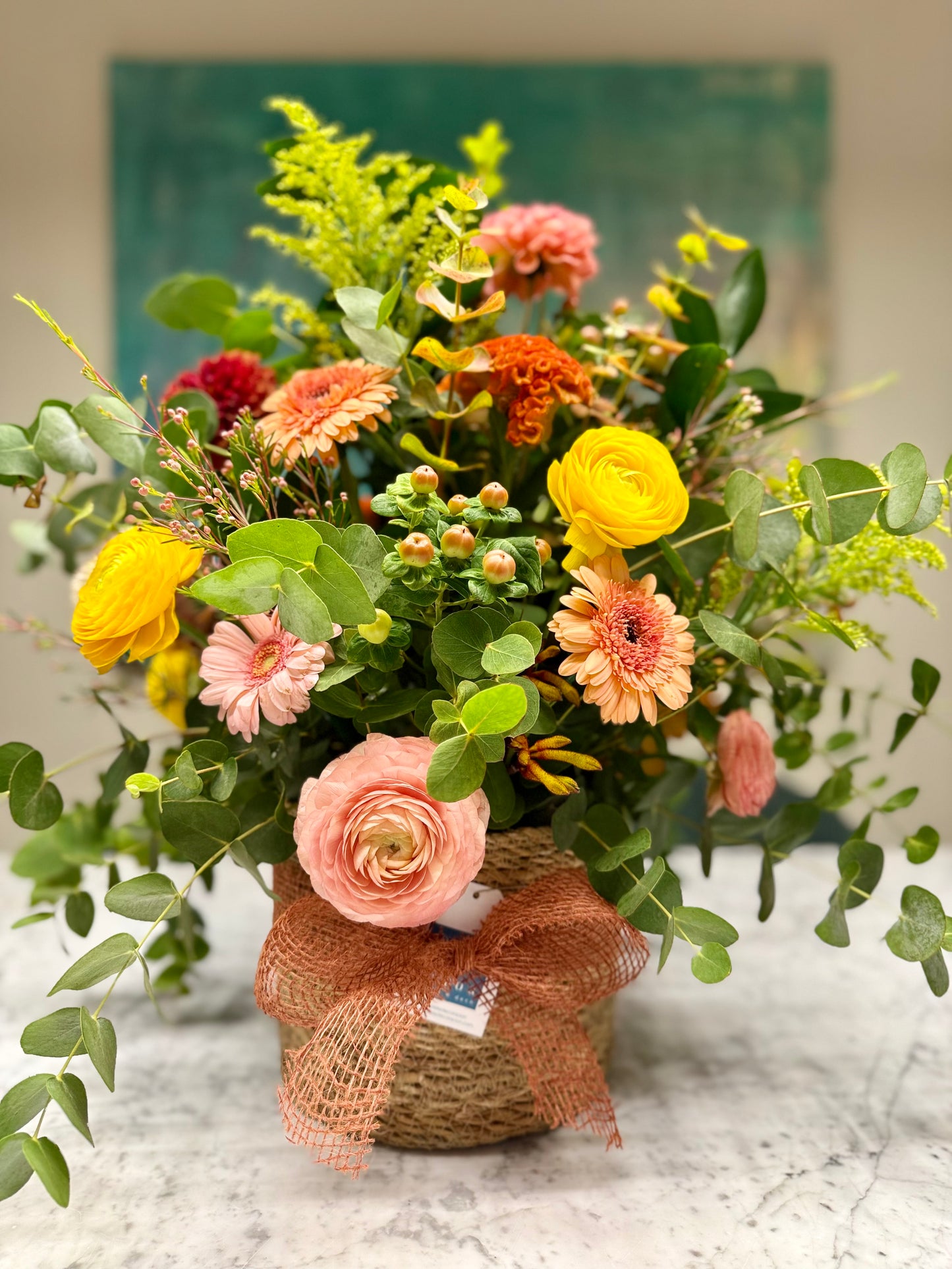 Arreglo Floral Tonos Salmón y Naranjas en Cesta