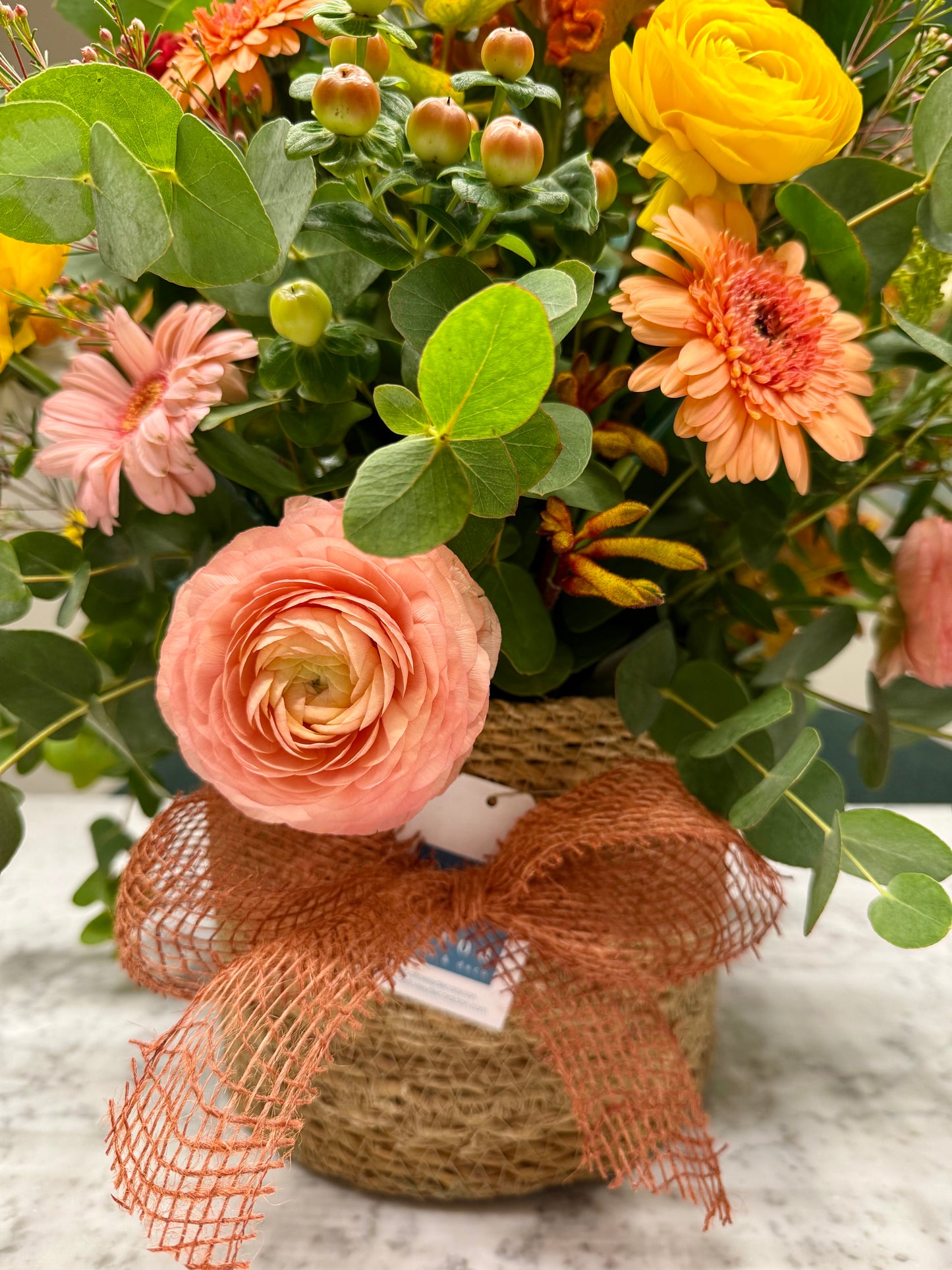 Arreglo Floral Tonos Salmón y Naranjas en Cesta