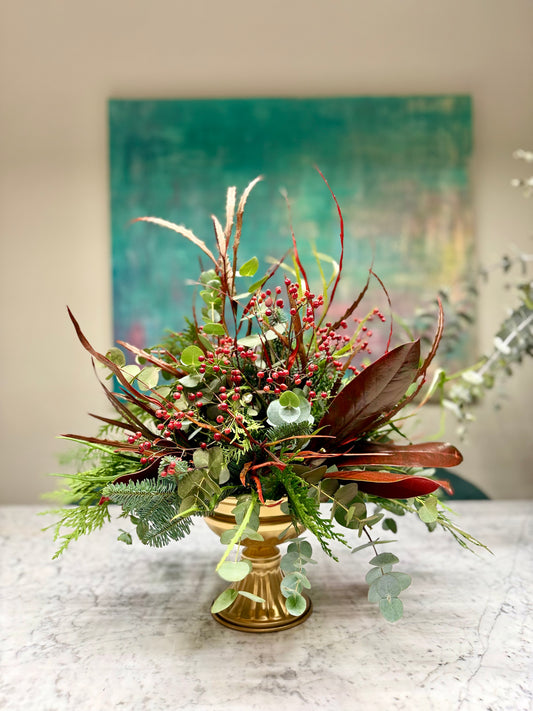 Arrreglo Floral Navideño en Tonos Burdeos con Base Dorada