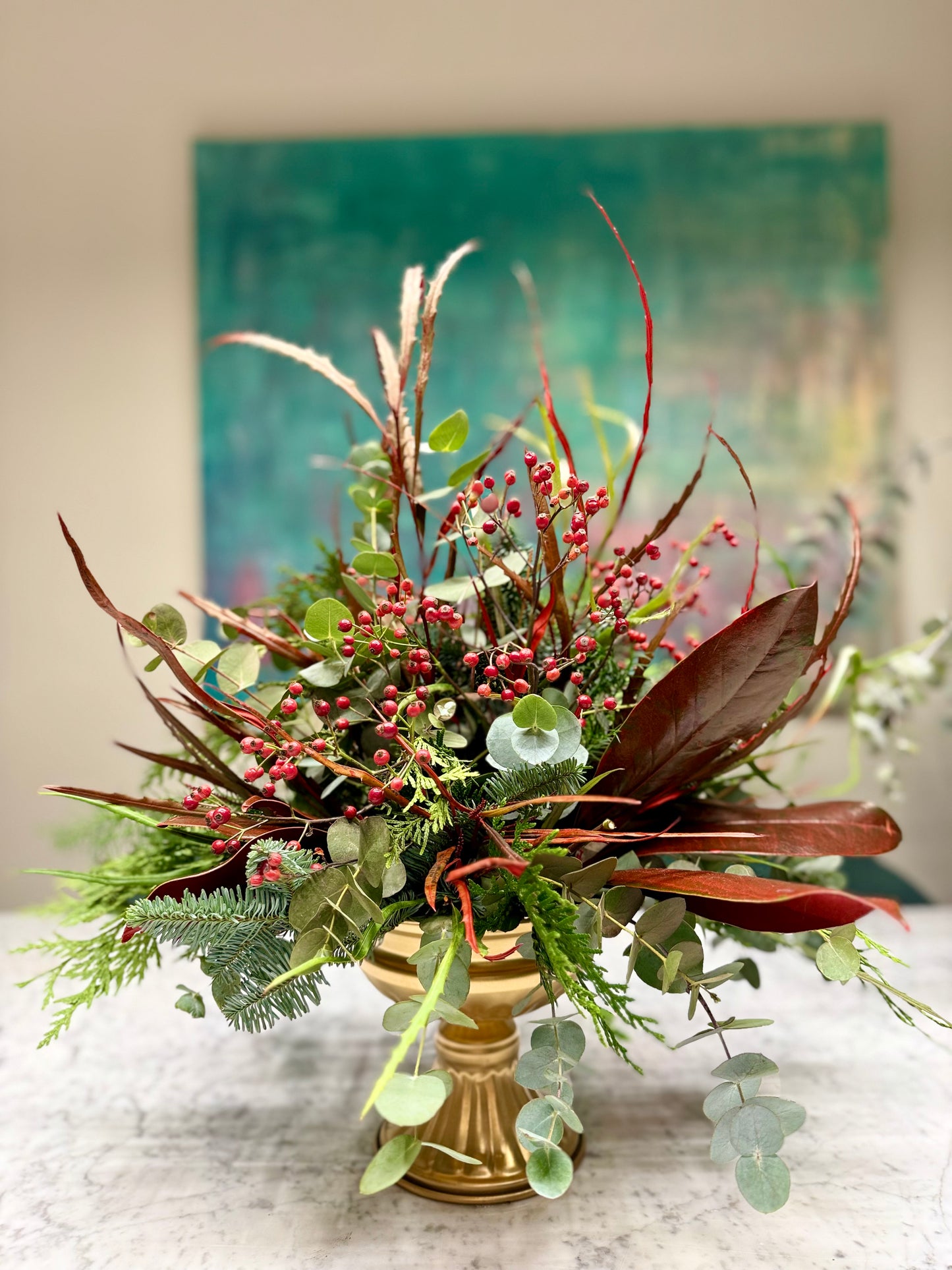 Arrreglo Floral Navideño en Tonos Burdeos con Base Dorada