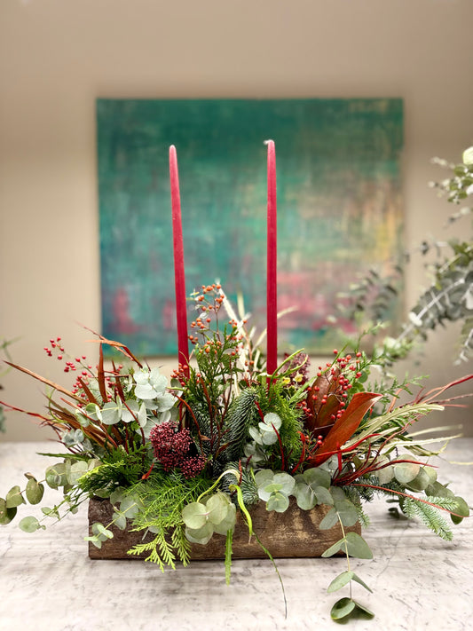 Centro de mesa de Navidad en base de madera con velas