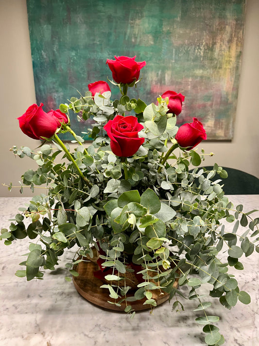 Arreglo Floral Especial San Valentín 8 Rosas en Cesta