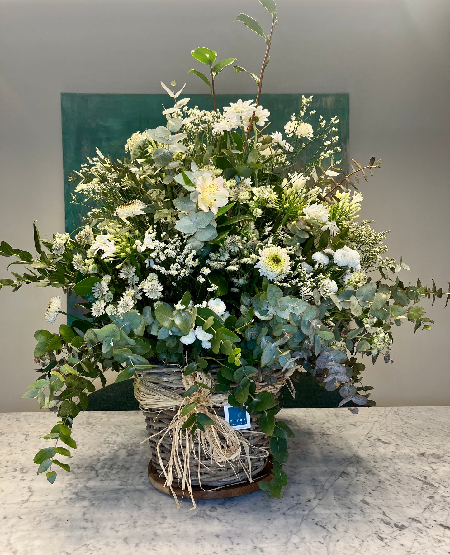 Arreglo Floral en Cesta Blancos y Verdes