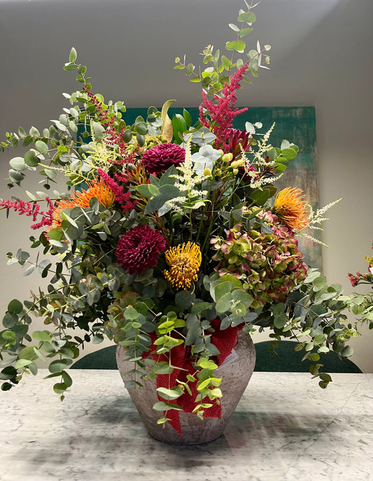 Arreglo Floral Estilo Garoa en tonos frambuesa y Naranja