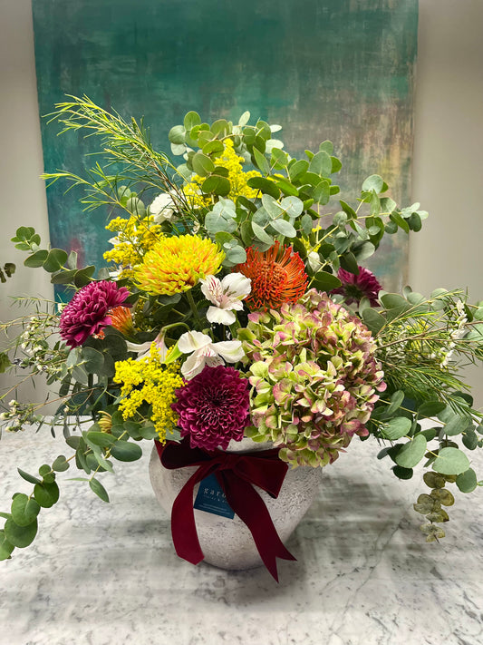 Arreglo Floral Estilo Garoa en tonos Amarillos, Rosas y Naranjas