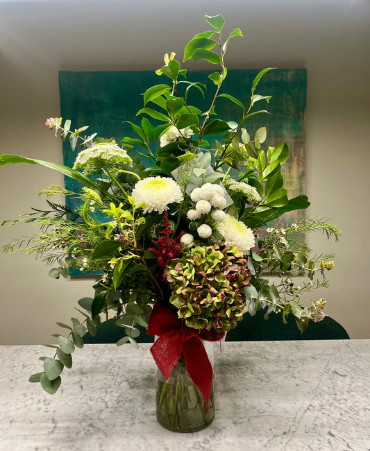 Arreglo Floral Tonos Blancos y Burdeos