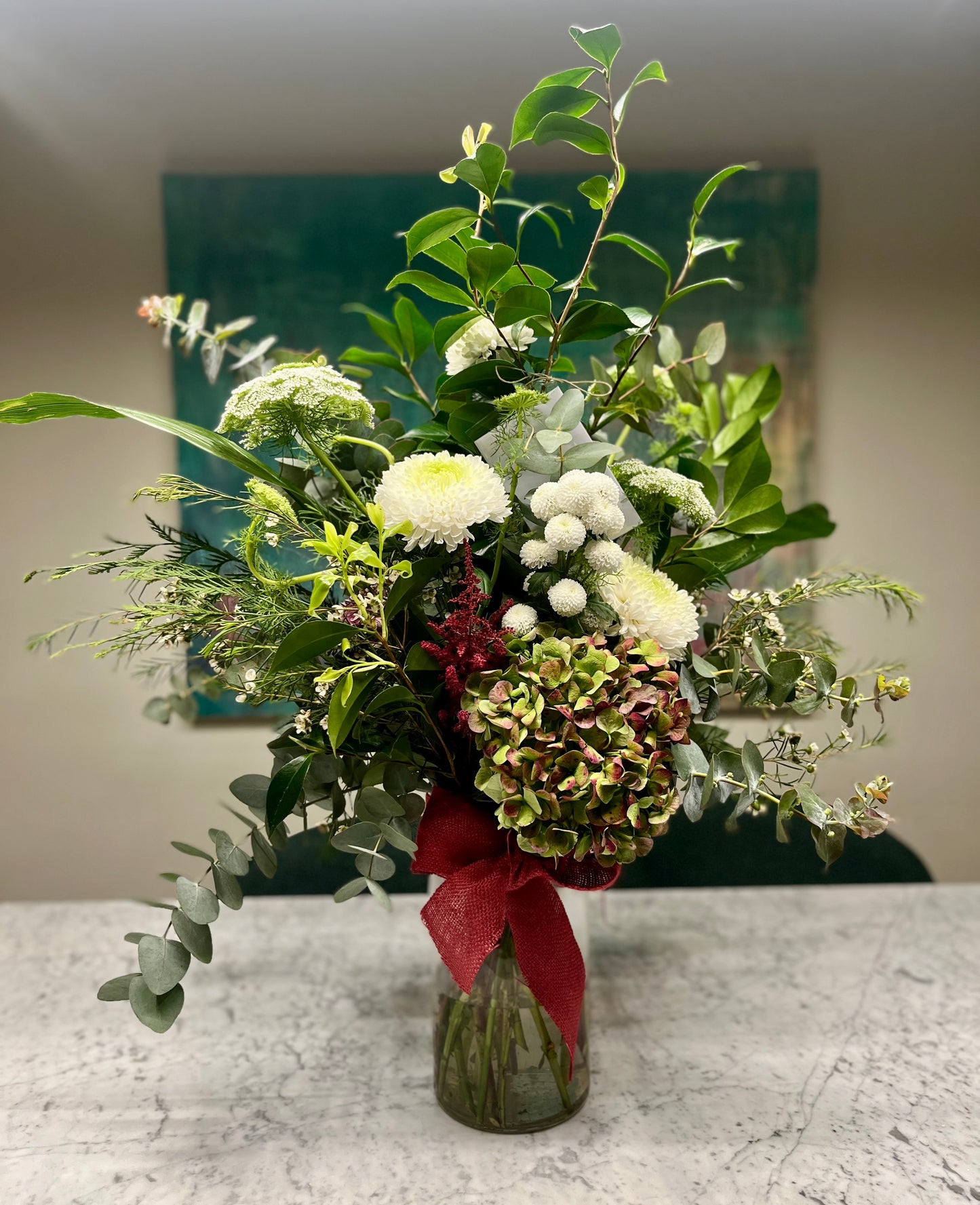 Arreglo Floral Tonos Blancos y Burdeos