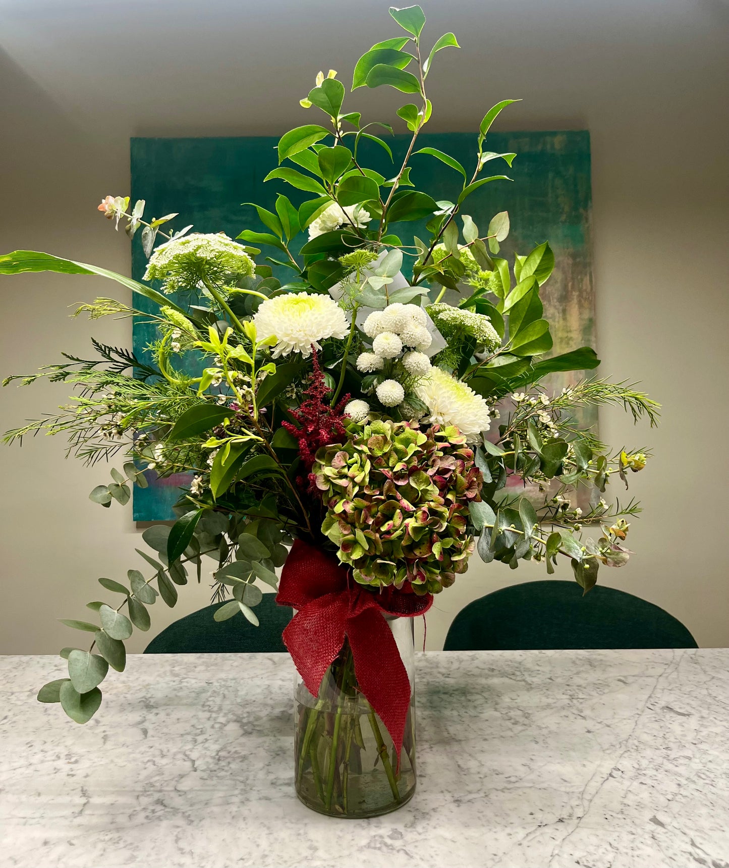 Arreglo Floral Tonos Blancos y Burdeos