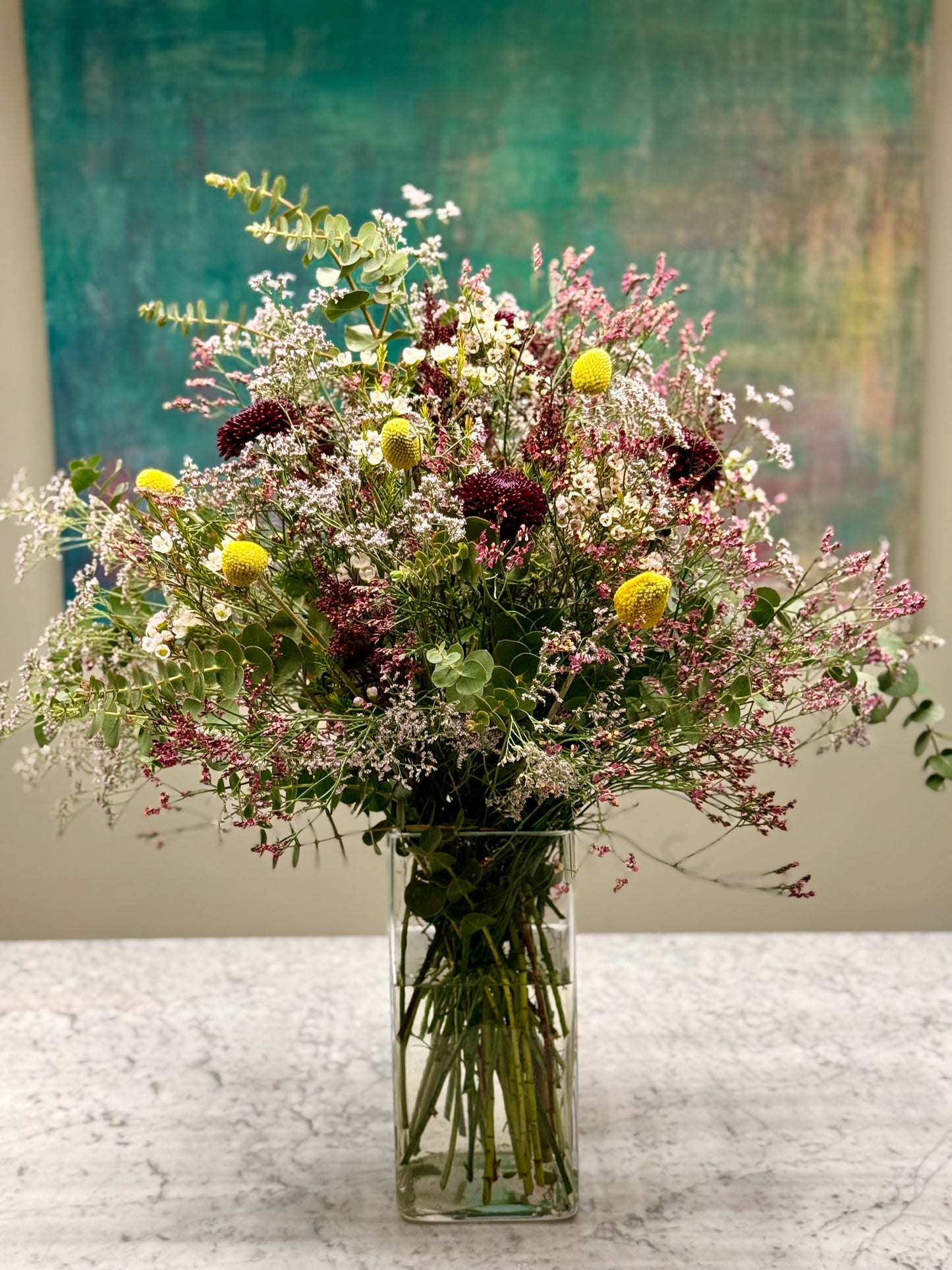 Arreglo Floral en Tonos Rosas y Burdeos