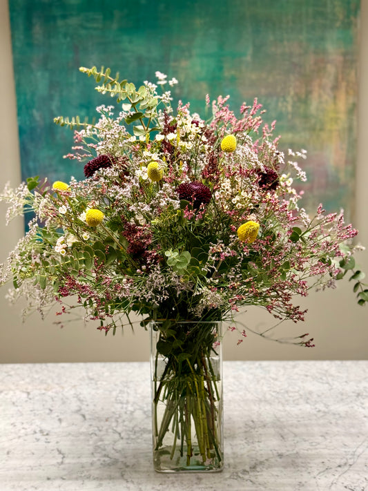 Arreglo Floral en Tonos Rosas y Burdeos