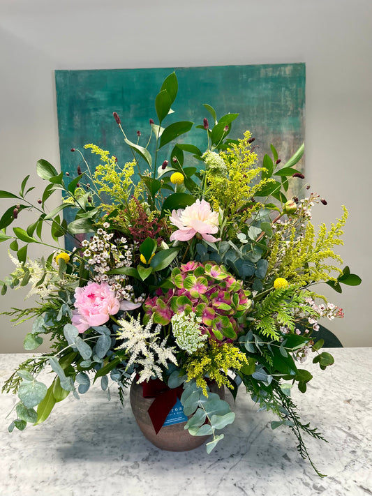 Arreglo Floral en tonos Rosas y Verdes en Base de Barro