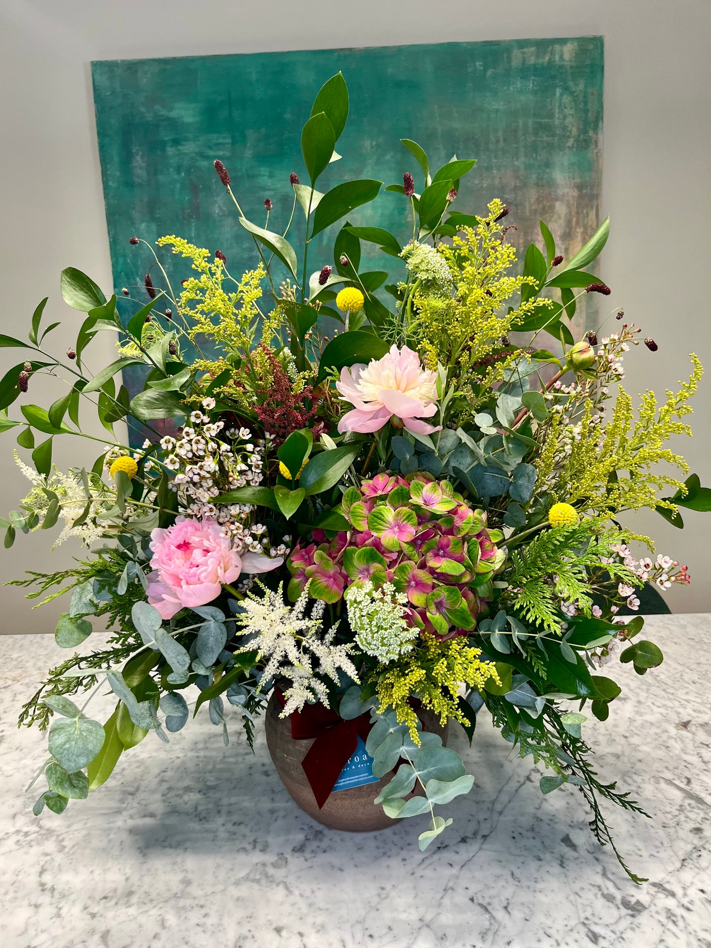 Arreglo Floral en tonos Rosas y Verdes en Base de Barro