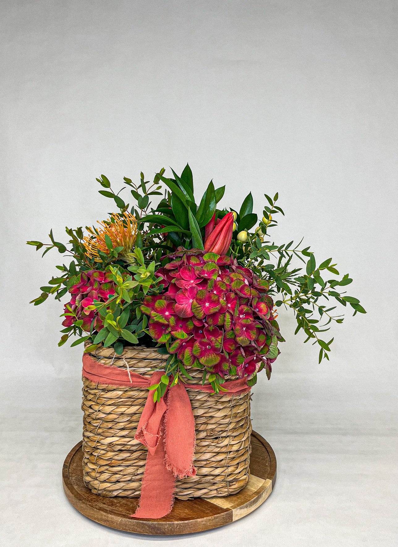 Arreglo floral en cesta con Hortensia