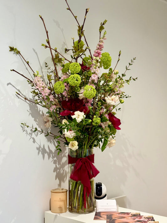Arreglo Floral en Jarrón en Tonos Rosas y Verdes