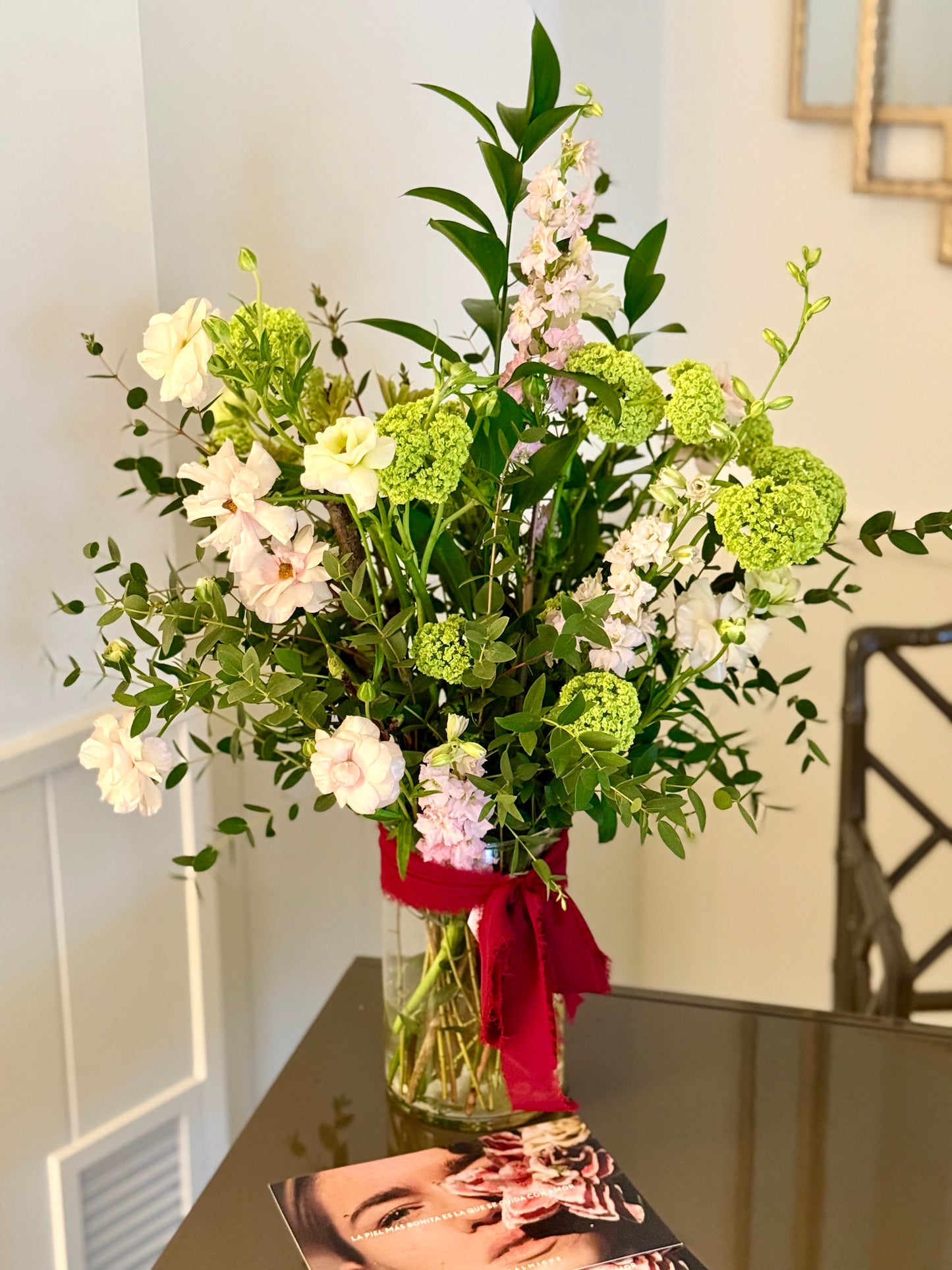 Arreglo Floral en Jarrón en Tonos Rosas y Verdes