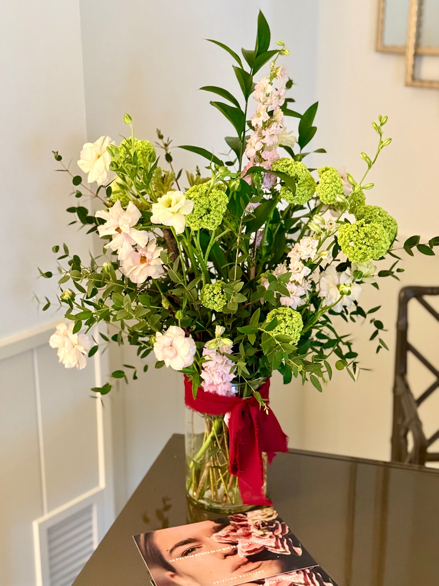 Arreglo Floral en Jarrón en Tonos Rosas y Verdes