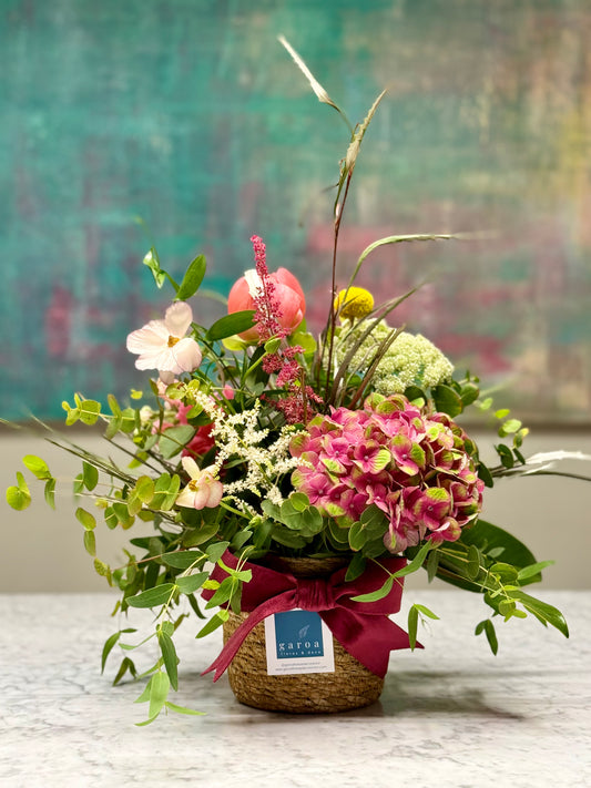 Arreglo Floral en Cesta con Paeonías, Astilbe y Hortensia