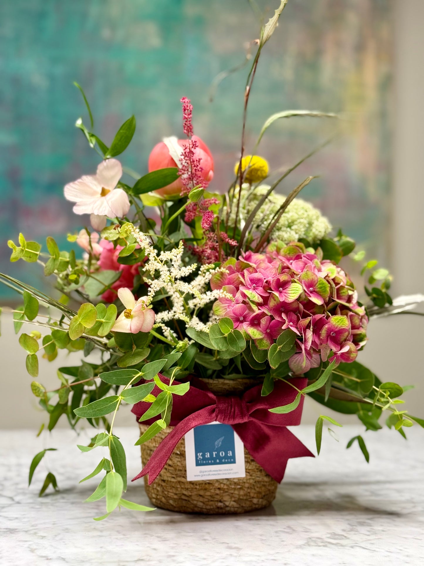 Arreglo Floral en Cesta con Paeonías, Astilbe y Hortensia