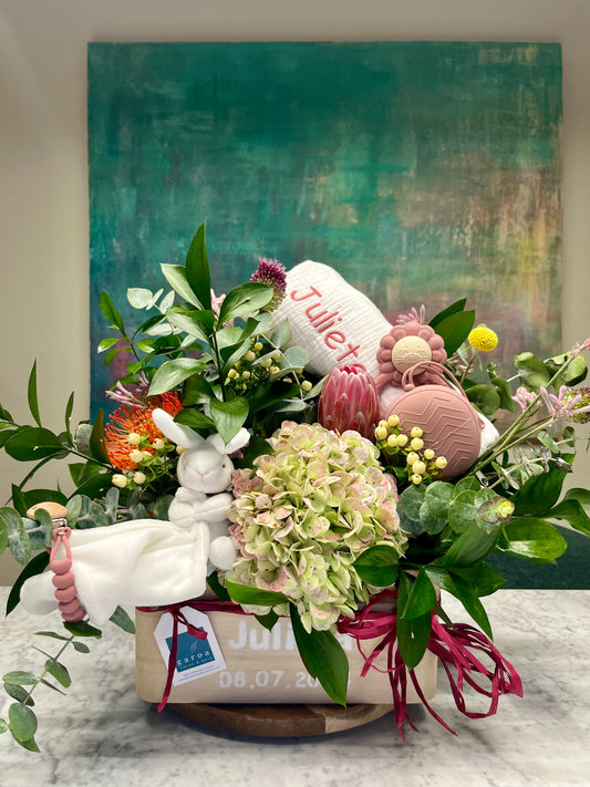 Arreglo floral en caja personalizable con Proteas y Hortensia