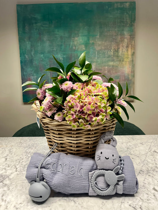 Arreglo floral de Hortensias en cesta y kit de bebé