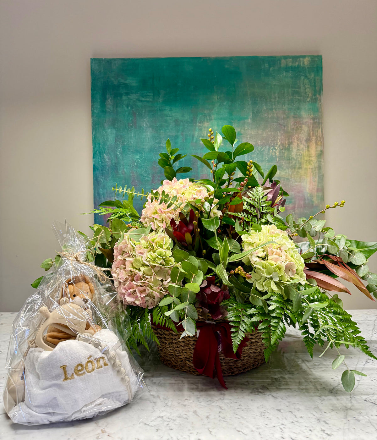 Cesta de hortensias con kit de bebé personalizado