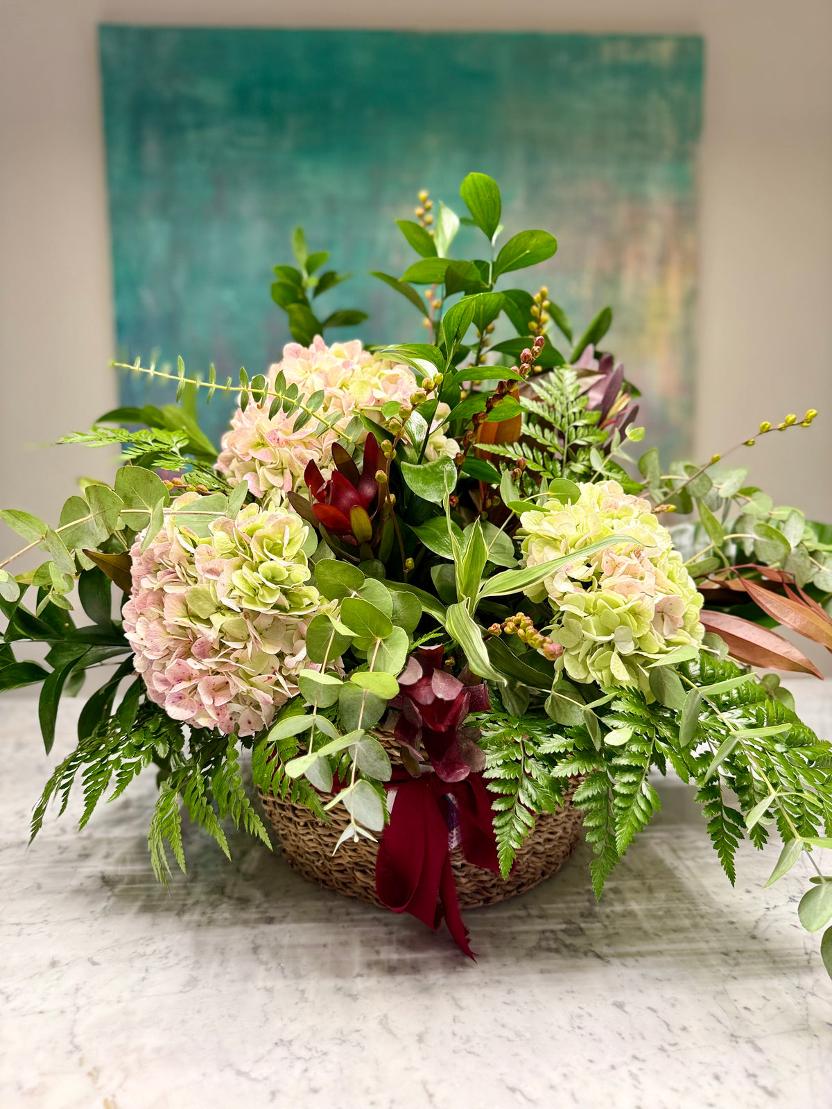 Cesta de hortensias con kit de bebé personalizado